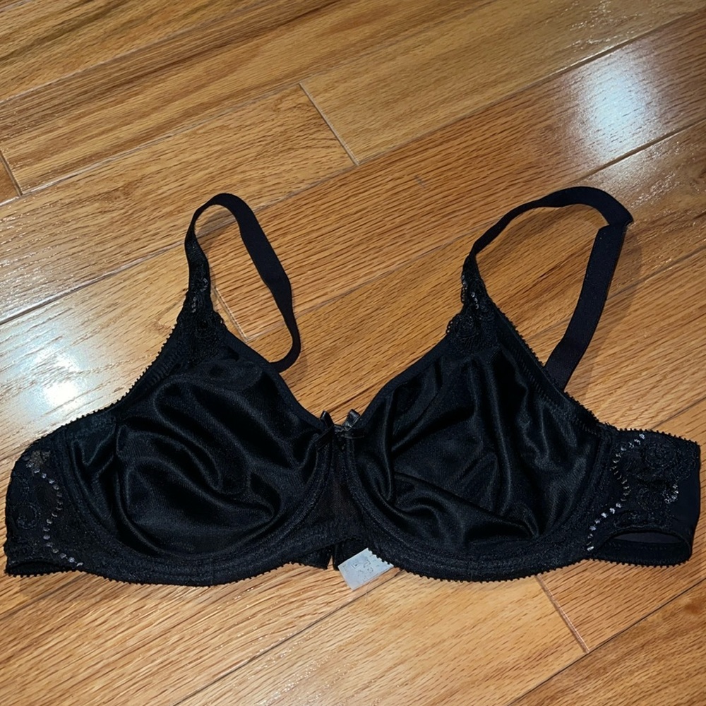 Chantelle black smooth black bra 34D with sheer lacy design